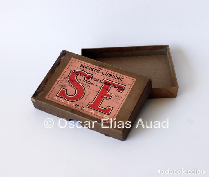 Cajas y cajitas met&aacute;licas: Antigua caja de cart&oacute;n, placas Soci&eacute;t&eacute; Lumi&egrave;re. Mide 10 x 11 x 2,5 cm. Con claras se&ntilde;ales de uso