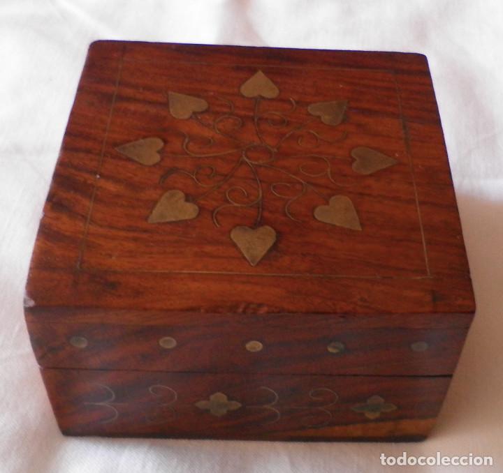 Cajas y cajitas met&aacute;licas: caja de madera con incrustaciones doradas esta forrada