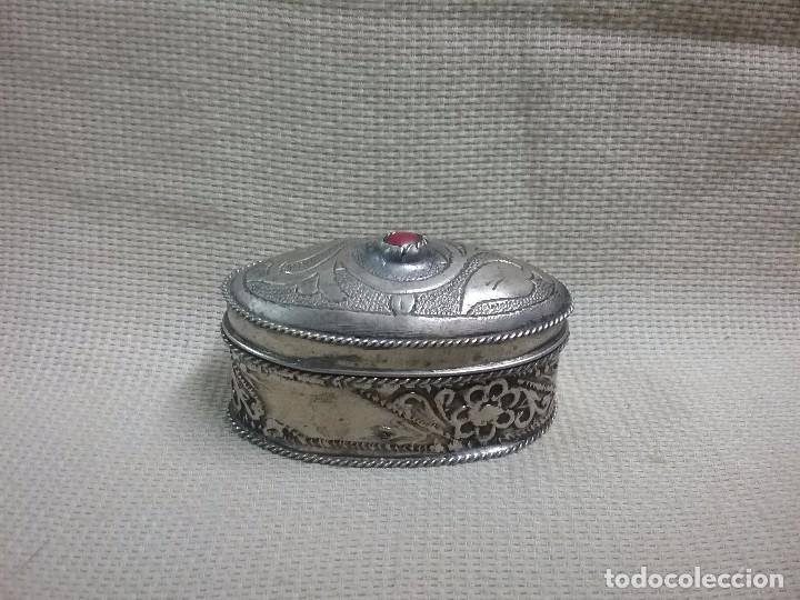 Cajas y cajitas met&aacute;licas: CAJA MET&Aacute;LICA TIPO PASTILLERO JOYERO DECORADO