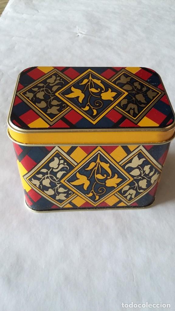 Cajas y cajitas met&aacute;licas: Caja de hojalata &ldquo;Art Dec&oacute;. Rombos y flores&rdquo;