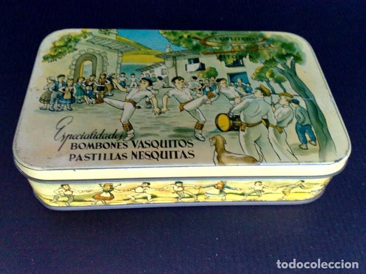 Cajas y cajitas met&aacute;licas: ANTIGUA CAJA DE HOJALATA-LITOGRAFIADA,BOMBONES VASQUITOS,PASTILLAS NESQUITAS DE CONFITURAS GOYA (DES