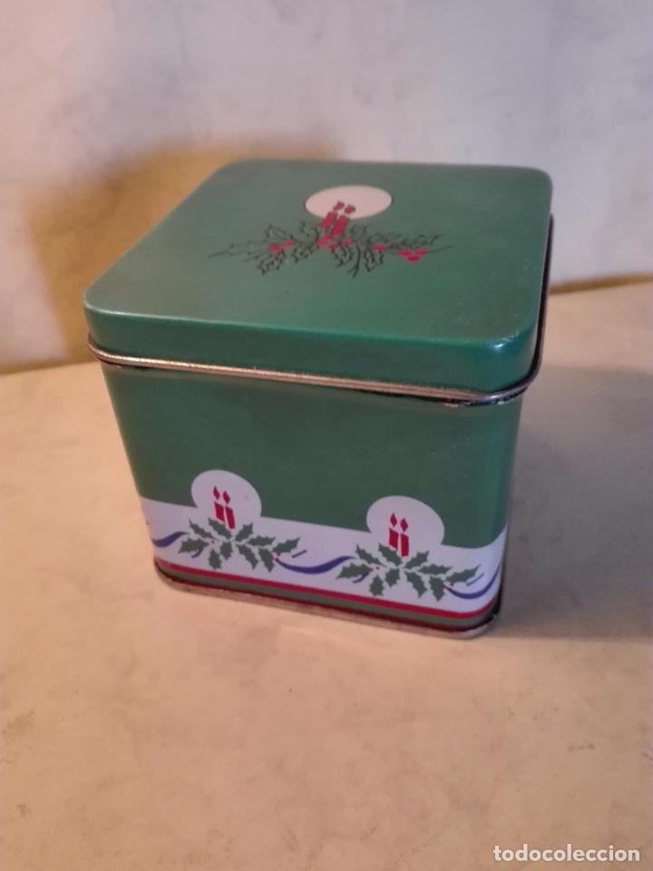 Caixas e caixinhas met&aacute;licas: CAJA DECORADA CON MOTIVOS NAVIDE&Ntilde;OS - METALICA - 9 X 9 X 8 CM. ALTO