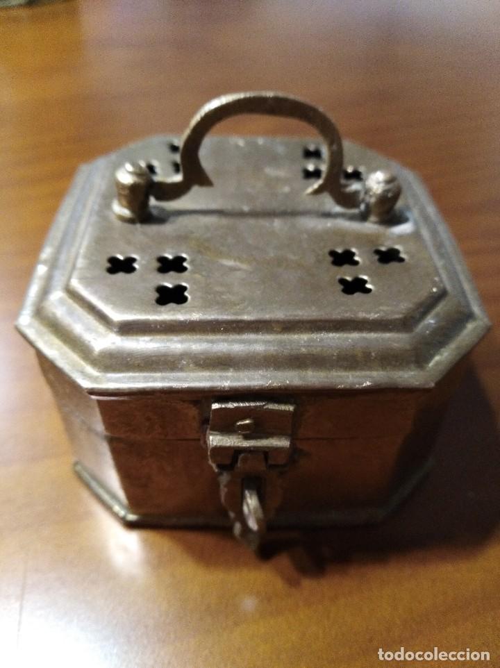Bo&icirc;tes et petites bo&icirc;tes m&eacute;talliques: ANTIGUA CAJA DE LATON CALADA Y NUMERADA