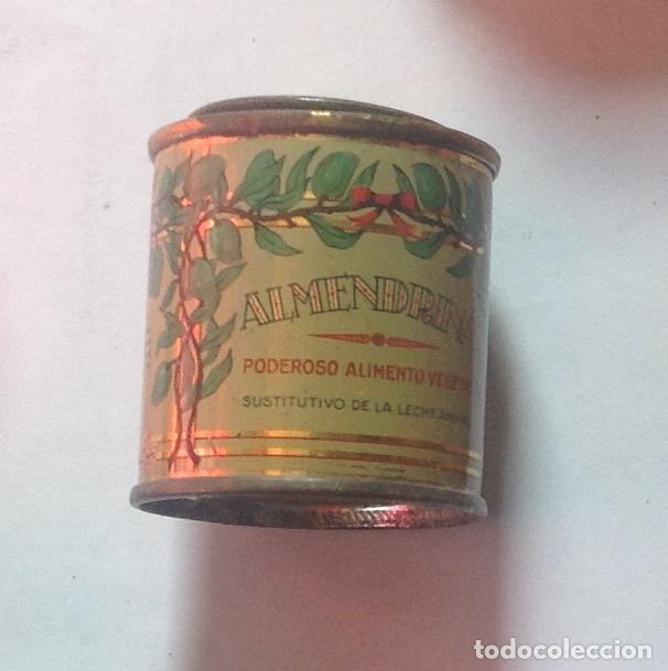 Bo&icirc;tes et petites bo&icirc;tes m&eacute;talliques: Bote de Almendrina. Hojalata litografiada. Perfecto estado.- Vell i Bell.