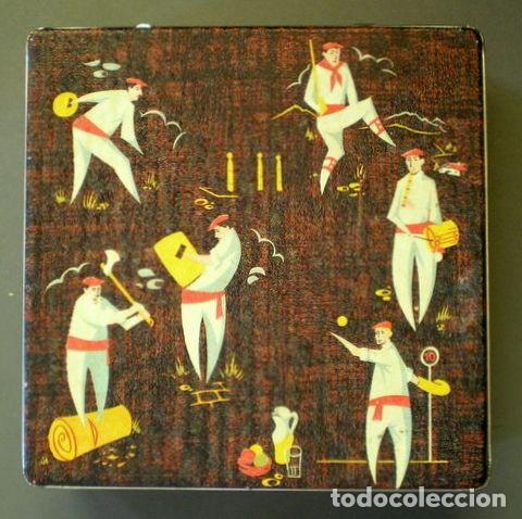 Cajas y cajitas met&aacute;licas: ANTIGUA CAJA DE BOMBONES GOYA (Vitoria) con escenas de deportes vascos. 14x14x5