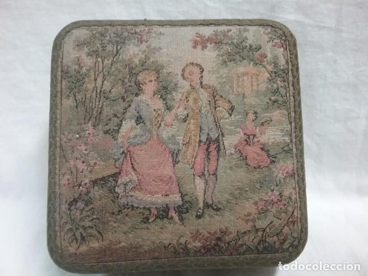 Bo&icirc;tes et petites bo&icirc;tes m&eacute;talliques: ANTIGUA CAJA DE CARTON FORRADA DE TAPIZ A&Ntilde;OS 30 - 40