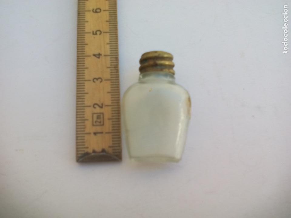 Cajas y cajitas met&aacute;licas: Antiguo bote de cristal, mini botella de medicamento, e merck darmstadt, frasco, tarro miniatura.