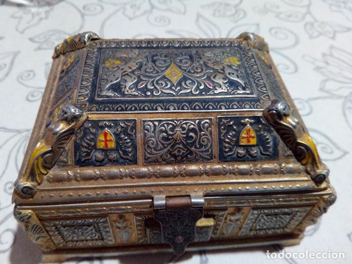 Cajas y cajitas met&aacute;licas: Bonito joyero con motivos medievales