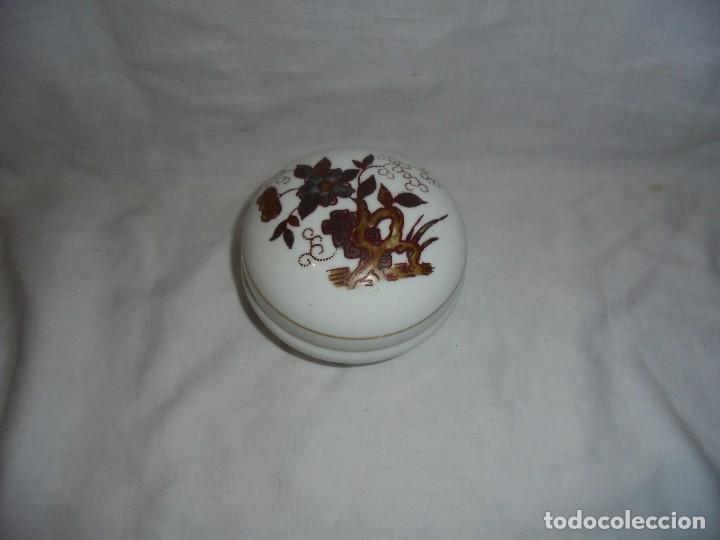 Cajas y cajitas met&aacute;licas: CAJITA  DE OPALINA CON LA TAPA DECORADA A MANO - Foto 1