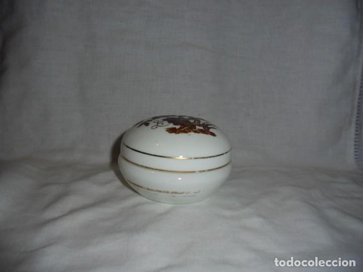 Cajas y cajitas met&aacute;licas: CAJITA  DE OPALINA CON LA TAPA DECORADA A MANO - Foto 2