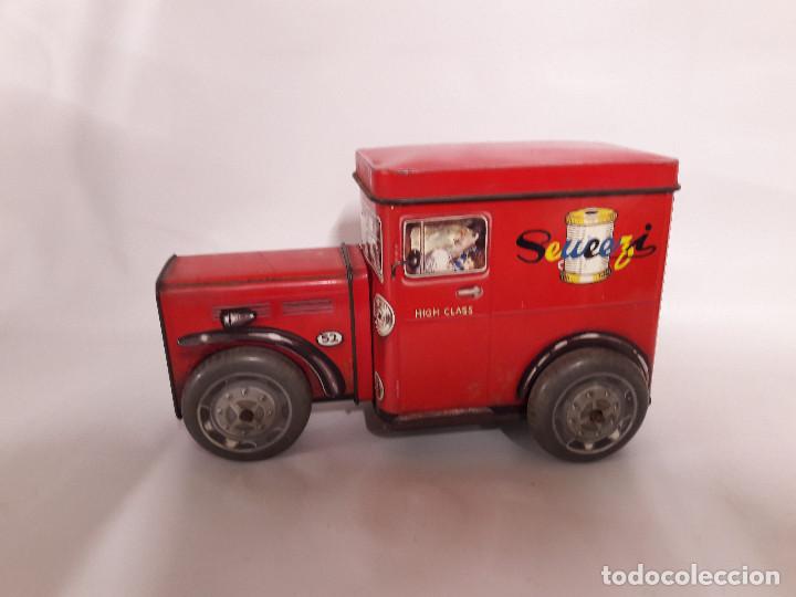 Bo&icirc;tes et petites bo&icirc;tes m&eacute;talliques: CAJA EN FORMA DE CAMION PUBLICIDAD SEWEZI, CARRETES DE HILO, HOJA DE LATA, MEDIDAS 10,5X12.5X20,5 CM