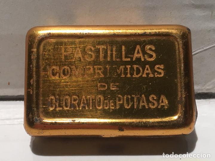 Cajas y cajitas met&aacute;licas: ANTIGUA CAJA DE CHAPA PASTILLAS DE CLORATO DE POTASA