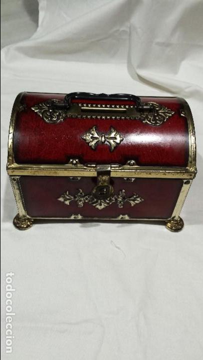 Cajas y cajitas met&aacute;licas: Antigua caja caudales de lata.