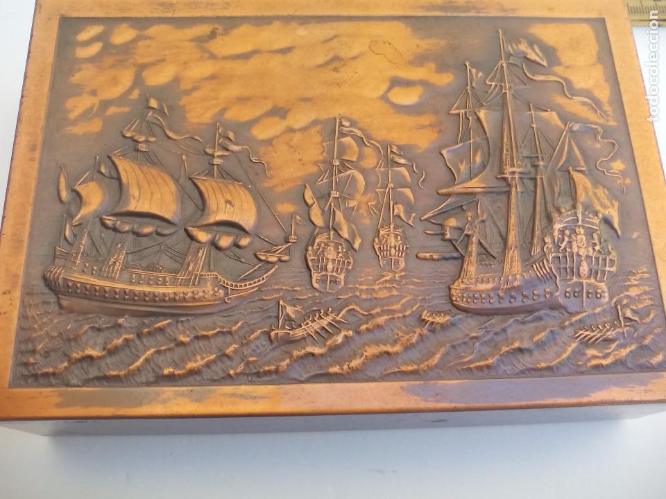 Cajas y cajitas met&aacute;licas: CAJA DE COBRE LABRADO O REPUJADO, INTERIOR MADERA PURERA TABAQUERA JOYERO BARCOS, ESCENA MARINEROS
