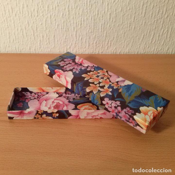 Cajas y cajitas met&aacute;licas: Caja de cart&oacute;n rectangular. Estampado de flores con fondo negro. Nueva.