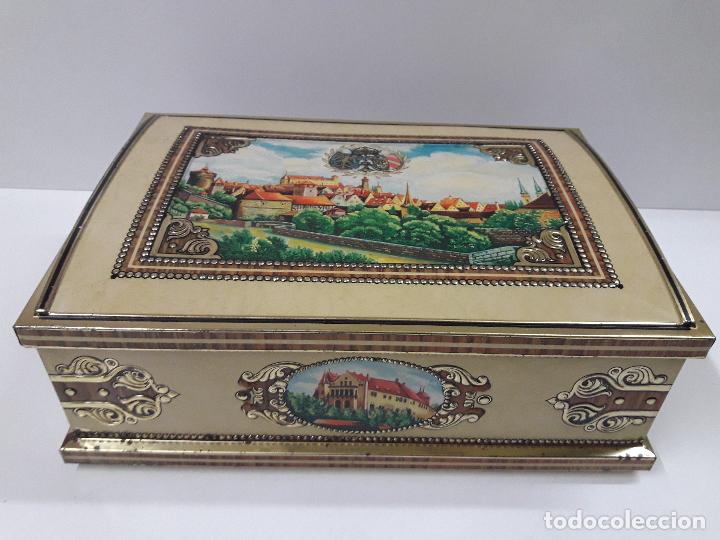 Boxes and metal boxes: BONITA CAJA DE HOJALATA CON DIBUJOS Y RELIEVES . MEDIDA DE FRENNTE 37,5 CM