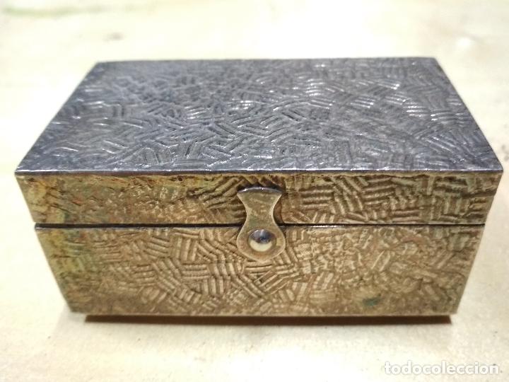 Cajas y cajitas met&aacute;licas: PEQUE&Ntilde;O JOYERO DE METAL PLATEADO Y TERCIOPELO ROJO, MEDIDAS 9 X 5 X 4 CM