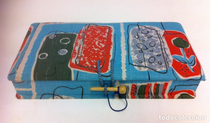Cajas y cajitas met&aacute;licas: Caja vintage de cart&oacute;n forrada en tela a&ntilde;os 70. Ideal para joyero o costurero