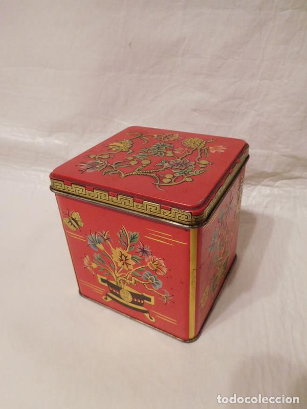 Blechdosen und Kisten: Lata Baret Ware Art Grace Container Made in England en rojo motivos orientales