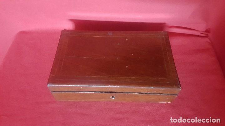 Cajas y cajitas met&aacute;licas: Caja en madera con marqueter&iacute;a forrada en su interior. Para restaurar.