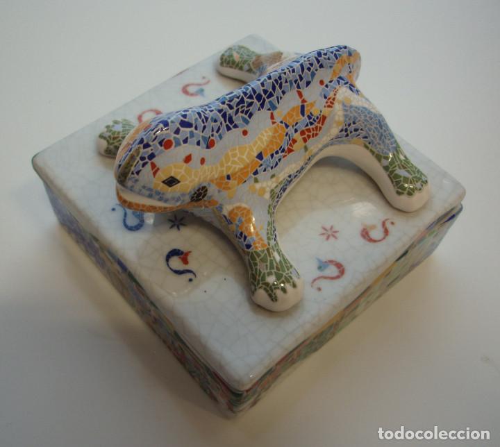 Cajas y cajitas met&aacute;licas: CAJA DE PORCELANA. DRAG&Oacute;N DEL PARQUE G&Uuml;ELL. GAUD&Iacute;. BARCELONA.