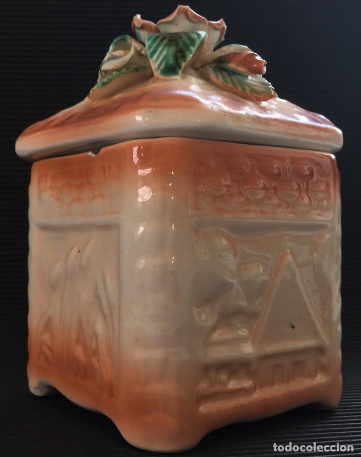Cajas y cajitas met&aacute;licas: CAJITA DE PORCELANA CON LA TAPA DECORADA CON MOTIVOS FLORALES.