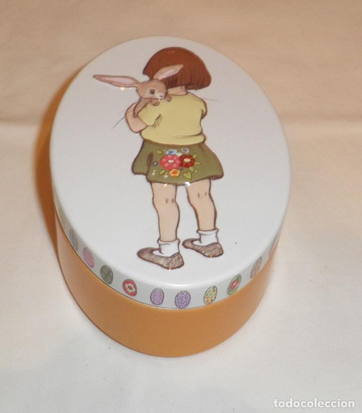 Cajas y cajitas met&aacute;licas: caja metalica con mu&ntilde;eca repujada en la tapa belle & boq