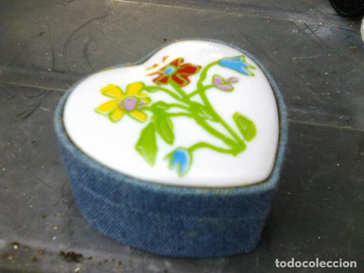 Cajas y cajitas met&aacute;licas: Cajita joyero con forma de coraz&oacute;n, en tela con cer&aacute;mica esmaltada - Para joyeria o bisuteria