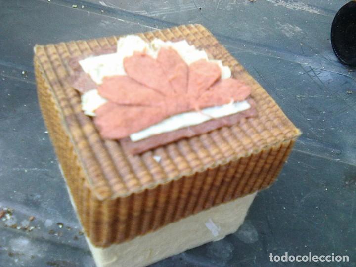 Cajas y cajitas met&aacute;licas: Cajita joyero en carton y tela con hoja decorativa - Para joyeria o bisuteria - grande 5,30 por 6 cm