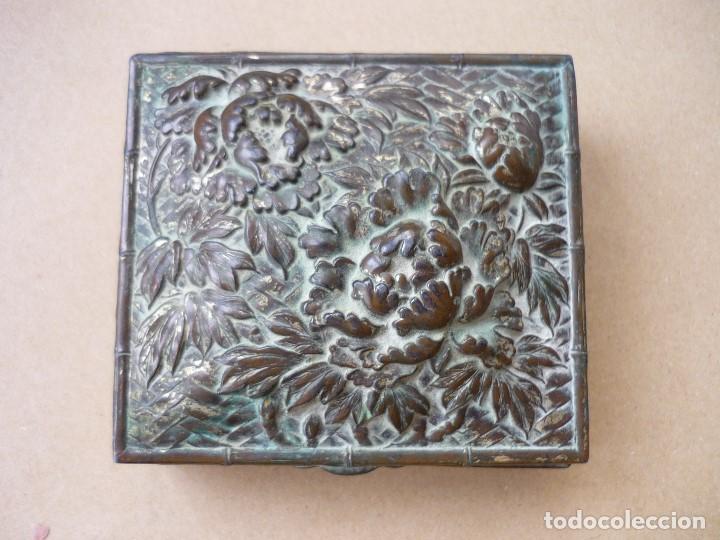 Boxes and metal boxes: CAJA METAL FUNDIDO MUY ANTIGUA JAPONESA MARCADA.MEDIDAS:8,5X8,5X3.5