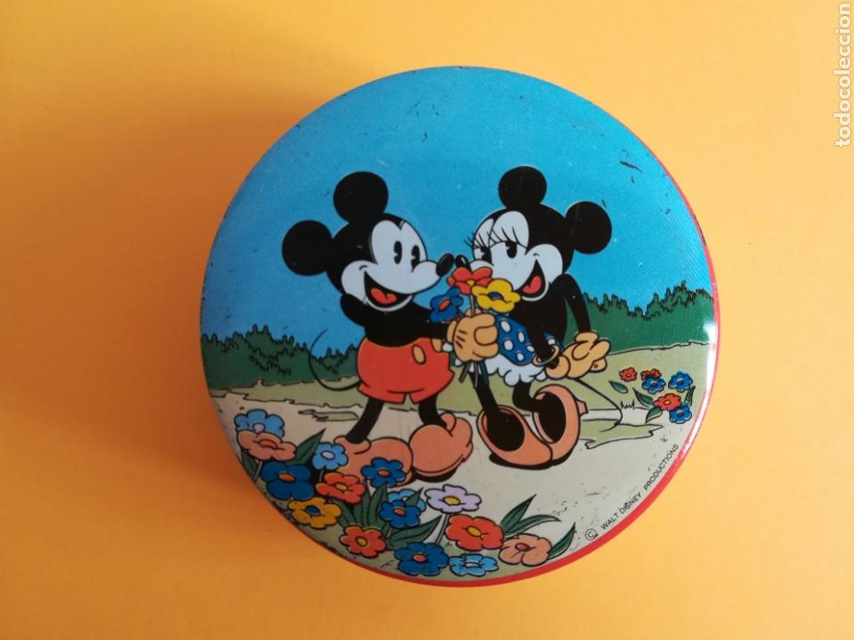 Cajas y cajitas met&aacute;licas: Caja met&aacute;lica redonda Mickey Mouse regalando flores a Minnie - Walt Disney Productions