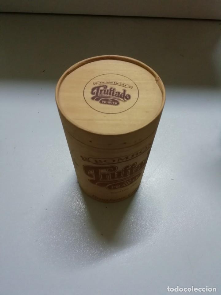 Bo&icirc;tes et petites bo&icirc;tes m&eacute;talliques: Caja de bombones de madera de Brasil