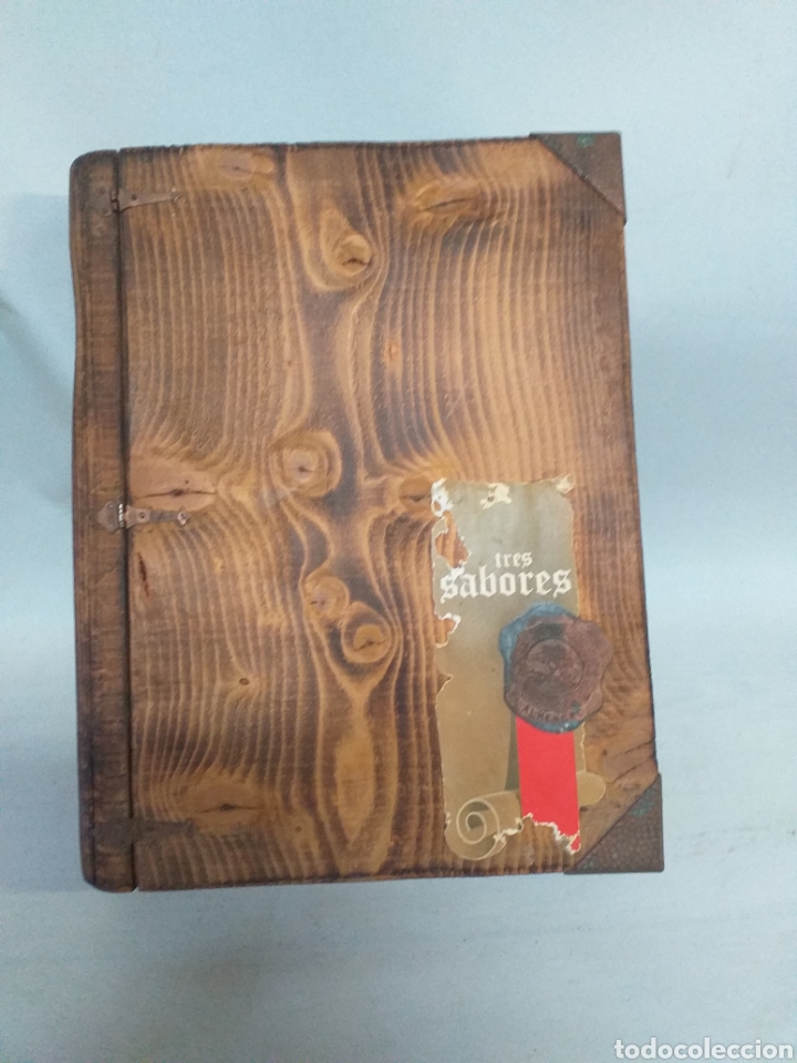 Cajas y cajitas met&aacute;licas: Antigua caja libro de madera de turrones el almendro. Rarisima de ver. Remates y sello de cobre.