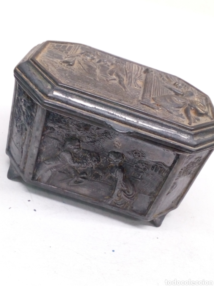 Cajas y cajitas met&aacute;licas: Caja joyero met&aacute;lica con grabados en relive parte interior afelpada antiguo
