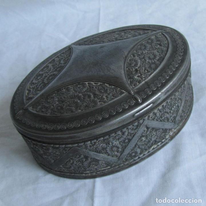 Cajas y cajitas met&aacute;licas: Antigua caja o joyero de chapa. Relieves decoraci&oacute;n flores