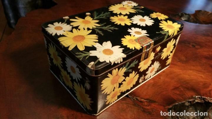 Casse e cassette metalliche: ANTIGUA CAJA METALICA LITOGRAFIADA DE COLACAO CON FLORES MARGARITAS.