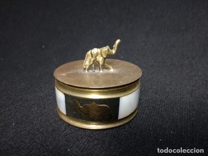 Blechdosen und Kisten: CAJITA / PASTILLERO DE BRONCE / LATON Y NACAR - MOTIVO ELEFANTE