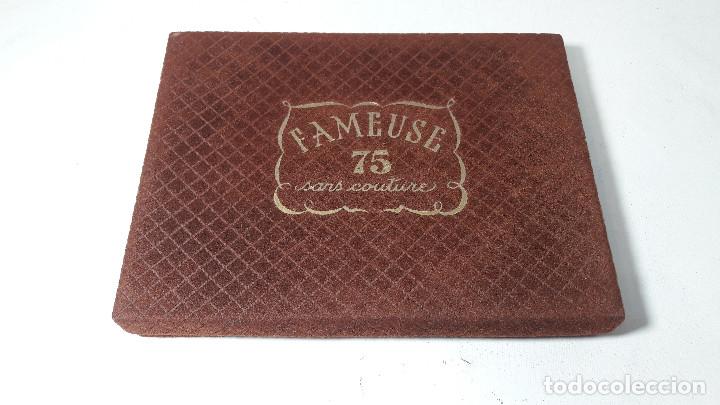 Bo&icirc;tes et petites bo&icirc;tes m&eacute;talliques: ANTIGUA CAJA EN CARTON TERCIOPELO , PUBLICIDAD FAMEUSA 75 SANS COUTURE, MED. 16X21 CM.