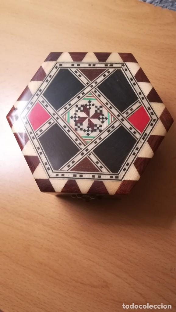 Cajas y cajitas met&aacute;licas: ANTIGUA CAJITA-JOYERO EN MADERA DECORADA CON ESPEJO INTERIOR