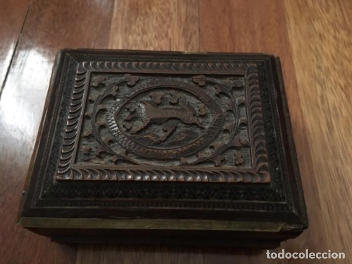 Cajas y cajitas met&aacute;licas: ANTIGUA CAJA DE MADERA LABRADA - Foto 1
