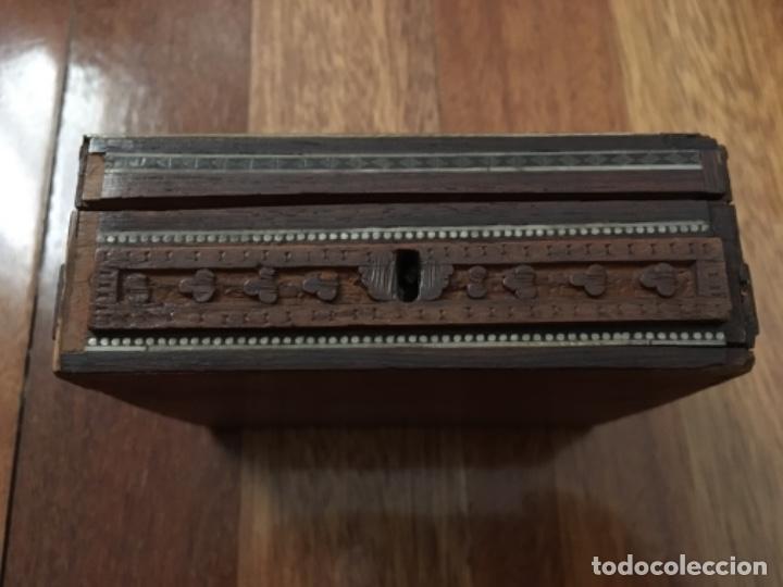 Cajas y cajitas met&aacute;licas: ANTIGUA CAJA DE MADERA LABRADA - Foto 2