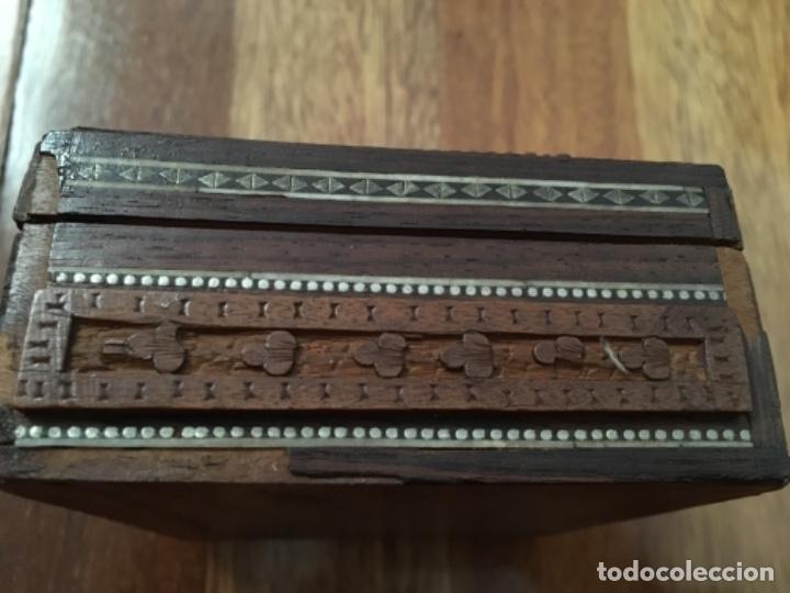 Cajas y cajitas met&aacute;licas: ANTIGUA CAJA DE MADERA LABRADA - Foto 3