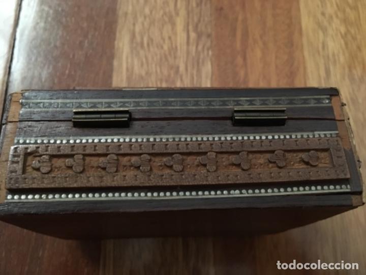 Cajas y cajitas met&aacute;licas: ANTIGUA CAJA DE MADERA LABRADA - Foto 4