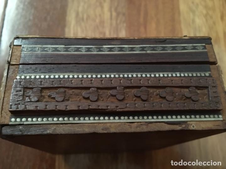 Cajas y cajitas met&aacute;licas: ANTIGUA CAJA DE MADERA LABRADA - Foto 5
