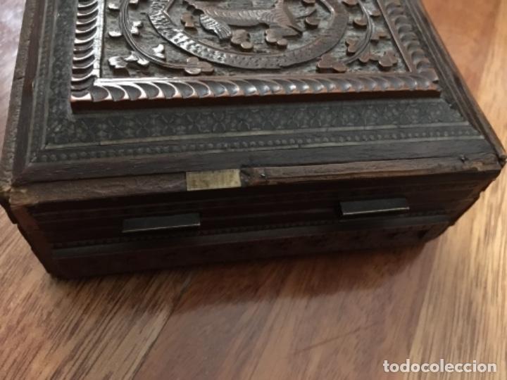Cajas y cajitas met&aacute;licas: ANTIGUA CAJA DE MADERA LABRADA - Foto 7
