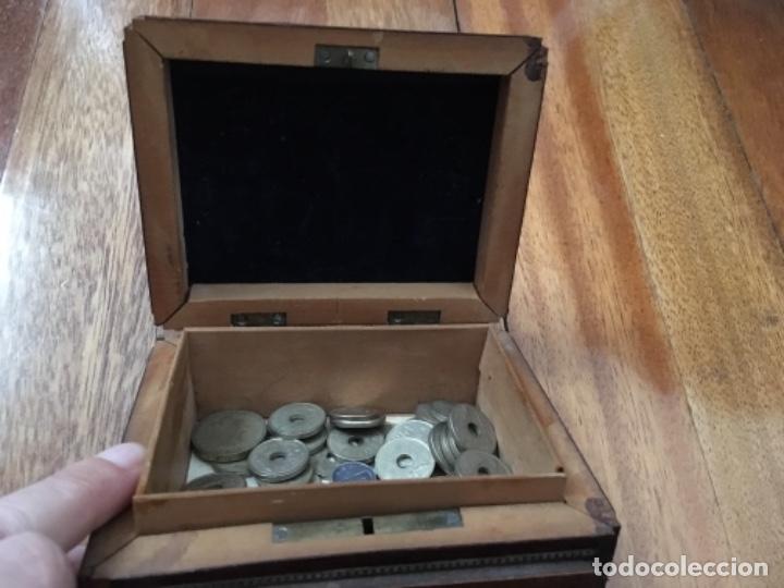 Cajas y cajitas met&aacute;licas: ANTIGUA CAJA DE MADERA LABRADA - Foto 8