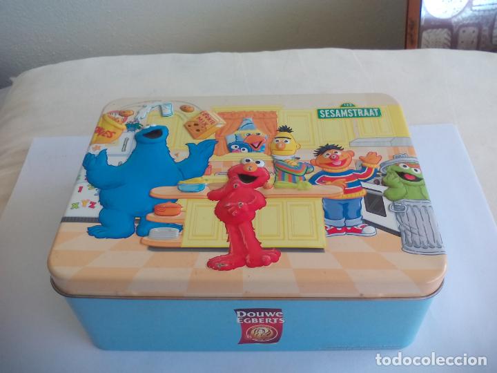 Cajas y cajitas met&aacute;licas: CAJA DE METAL, LATA, GALLETAS DOUWE EGBERTS SESAMSTRAAT BARRIO SESAMO. HOLLAND. METAL TIN. BOX