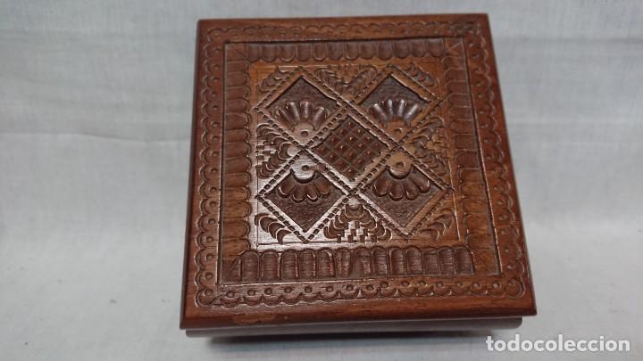Cajas y cajitas met&aacute;licas: CAJA JOYERO DE MADERA CON DIBUJOS TALLADOS EN RELIEVE
