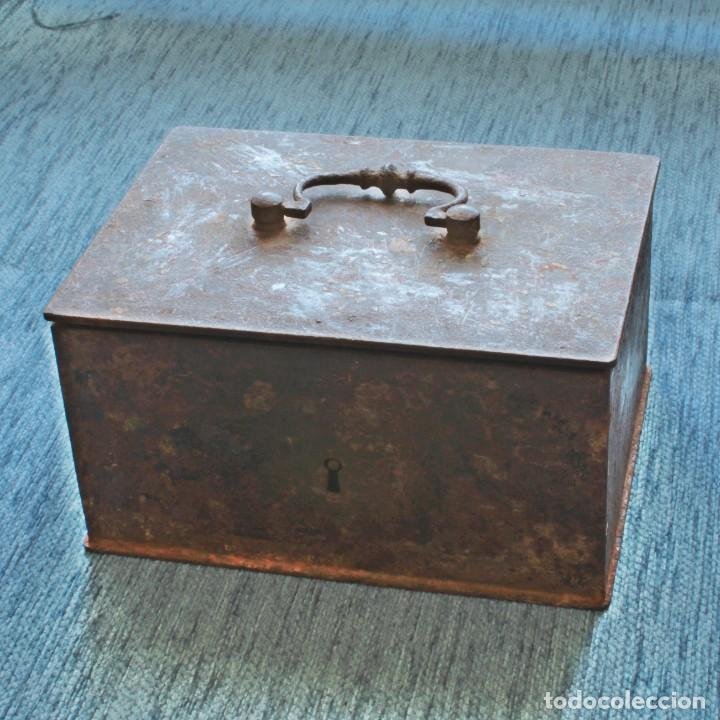 caja caudales 8cm altura 25x20cm, metal, con ll - Buy Antique boxes and  metal boxes on todocoleccion