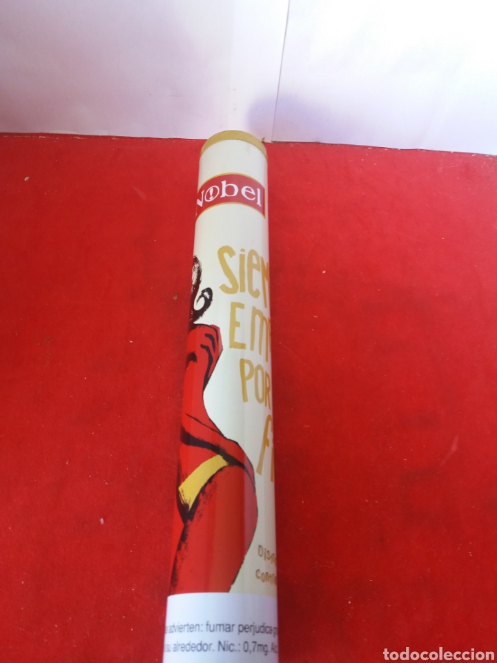 Cajas y cajitas met&aacute;licas: Lata cil&iacute;ndrica de publicidad de tabaco de la marca Nobel 29 cm del larga